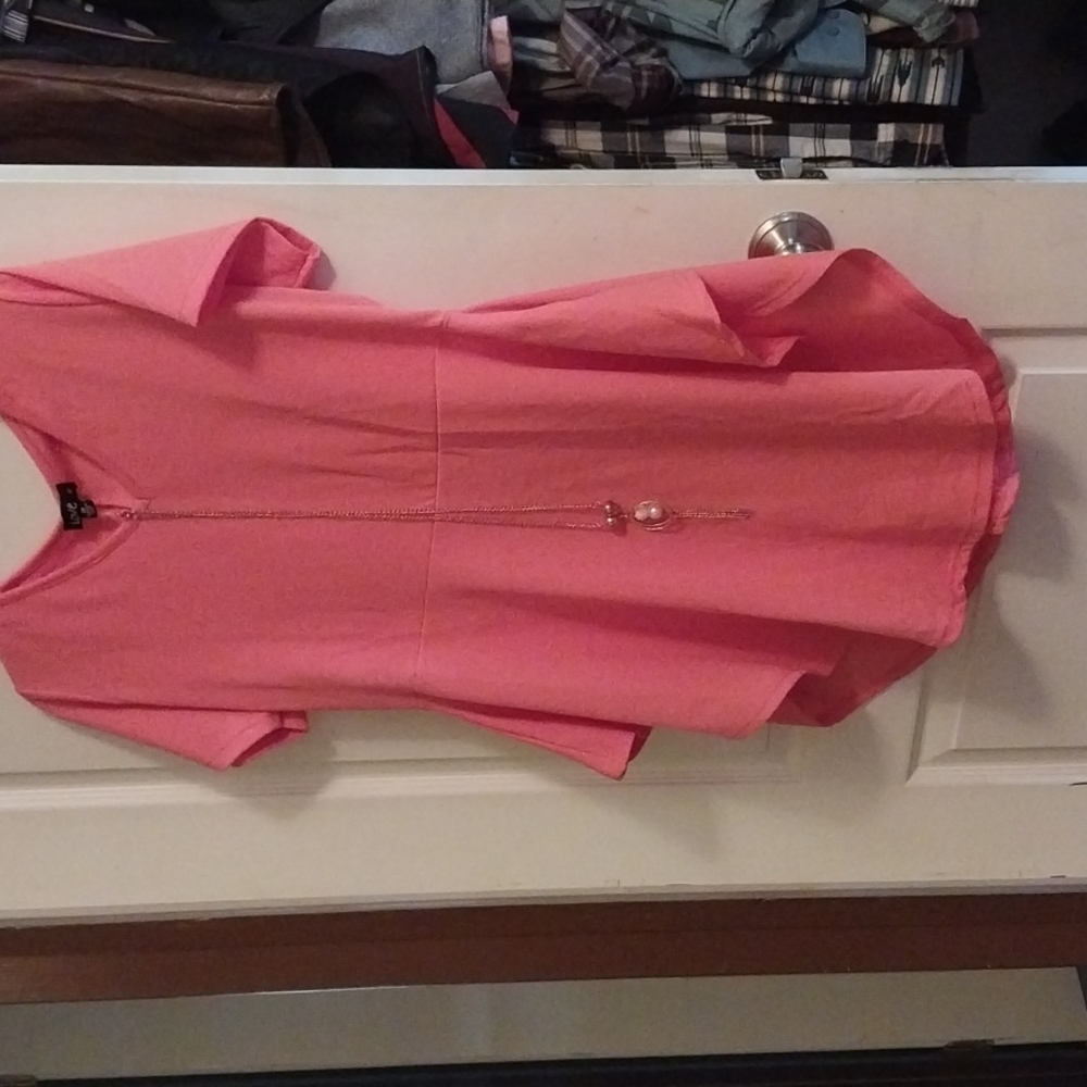 Women's v neck short sleeve top with necklace
